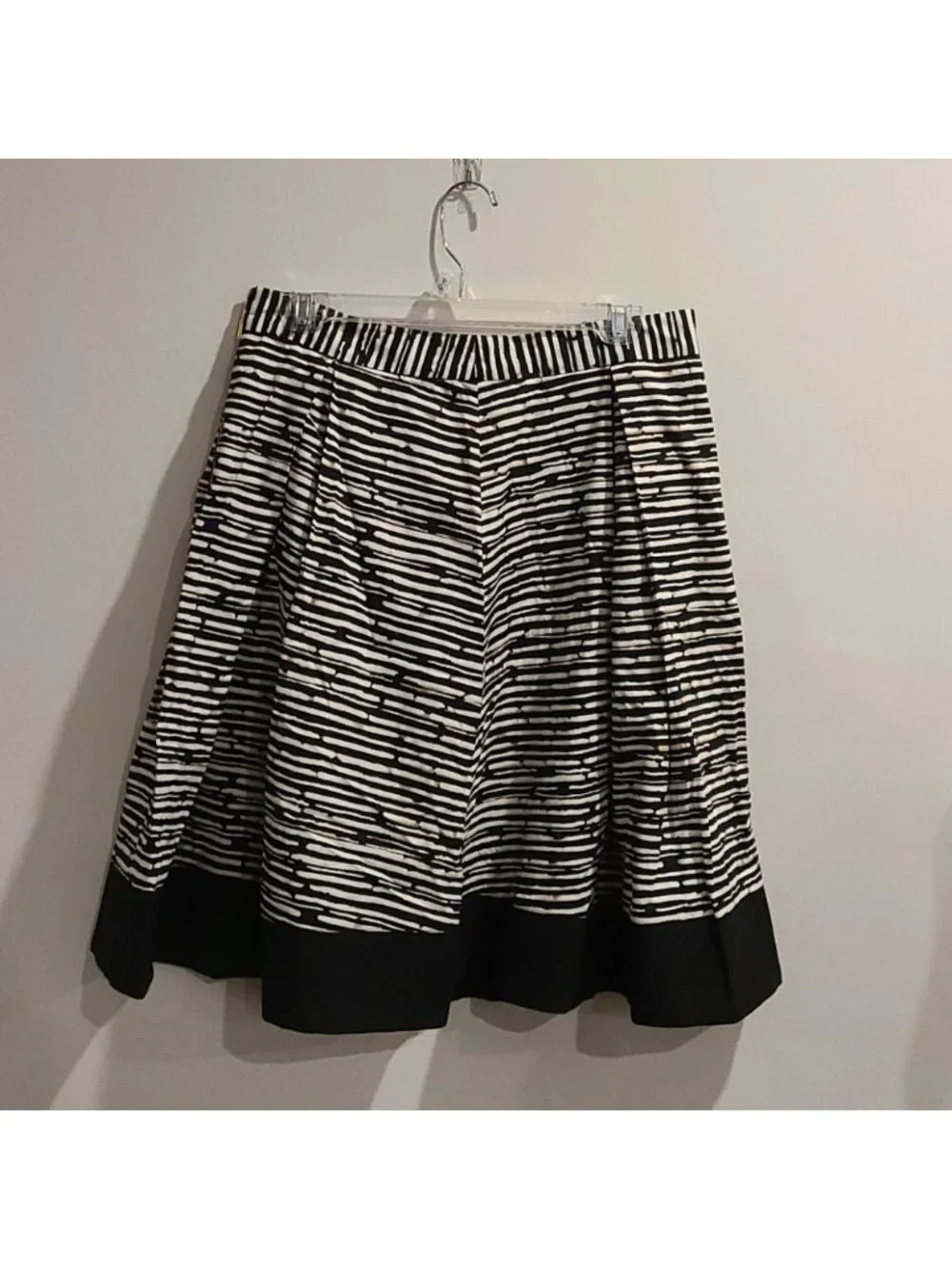 Vince Camuto black & cream pattern skirt
